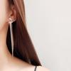 Pendientes de borlas elegantes de alta calidad en nuevos pendientes de diseño de nicho de moda, pendientes largos de lujo ligeros y elegantes japoneses y coreanos.
