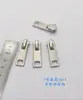 Cabeça de zíper de fábrica em estoque Não. 3 Não. 5 Não. Bolsa com zíper e puxador inferior de metal prateado brilhante com 8 pérolas