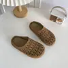Sapatos Femininos 2026 Novo Estilo Popular Camurça Vazado Estilo Birkenstock Bico Fechado Meia Sandálias Rasteirinhas Versáteis Casuais
