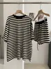 Conjunto de Dos Piezas para Mujer KEKEZOON con Cuello Redondo, Rayas de Color Contrastante, Manga Media, Longitud Media, Holgado, Oversize - Camiseta + Shorts 8891