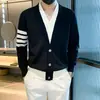 Cardigan de tricô com decote em V novo para primavera e outono de 2023, masculino, slim fit, moderno, com combinação de cores ins, suéter de botões listrado