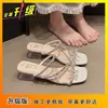 Sandalias de Tacón de Bloque de Moda con Pedrería y Zapatos de Tacón Medio de Tira Única para Mujer 2026 Nuevas Llegadas de Verano Chanclas Florales para Mujer Ropa de Exterior de Verano