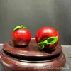 Adornos de Manzanas Talladas en Palo de Rosa Se Venden en Lugares Pintorescos a Precios Baratos y Se Usan como Regalos para la Noche