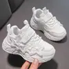 Tênis de couro para meninas 2026 primavera-verão novo moda sapatos respiráveis para crianças maiores, sapatos brancos infantis de sola macia