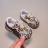 Zapatos de Entrenamiento Alemanes para Niñas Estilo Coreano Estampado de Leopardo Malla Simple Zapatos de Tabla con Velcro para Niñas Zapatos Deportivos Suela Suave Primavera Verano