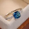Anillo de diamantes cuadrados azul zafiro de circonita microincrustada de joyería de venta caliente transfronteriza Cao Shi Anillo de compromiso sencillo europeo y americano para mujer