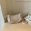 Bolsa de axila tecida com padrão de nicho da moda para mulheres, nova bolsa de lua crescente vintage 2026, alto valor estético, bolsa de ombro e transversal única