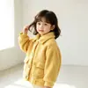 Abrigo de lana de cordero para niño de una pieza de terciopelo acolchado cálido cárdigan con solapa para niños ropa coreana para niños chaqueta de otoño e invierno al por mayor