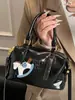 Bolso Satchel Casual para Viajero Urbano Bolso Boston para Mujer Verano 2025 Nueva Textura Letra en Relieve Bolso Bandolera