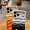 Color Degradado Bloque de Color Textura Plisada Tridimensional Adecuado para iPhone 18 Pro Max, Funda para Teléfono Apple 17, 16/15 con un Toque de Alta Gama