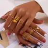 Anillo de dedo con diseño de costura hueca geométrica de nicho retro británico, anillo de apertura de acero de titanio chapado en oro, joyería en capas