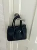 El bolso cubo es una tendencia de moda de estilo coreano, popular este año entre mujeres jóvenes y de mediana edad. Cuenta con un cierre magnético y se puede usar como bolso de hombro, bolso cruzado o bolso de mano.
