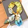 Pañuelo pequeño de alta gama Corea del Sur ins versátil moda primavera y otoño decoración pañuelo cuadrado 70 pañuelo fino para el pelo bolsa