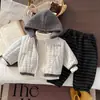 Conjunto de Otoño e Invierno para Niños 2026 Nuevo Estilo Chaqueta Gruesa Forrada de Polar para Niños Ropa de Invierno Elegante Conjunto Cálido de Tres Piezas Tendencia Dropshipping