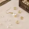 Retenção de cor 14K 8mm 5 pétalas flor de ameixa oca suporte de brinco pulseira DIY base de pérola em forma de ameixa