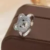 2026 Nuevo Anillo de Oso de Diamante de Color Super Brillante Abierto Ajustable Sensación de Lujo Ligero Diseño de Nicho Anillo para Dedo Versátil