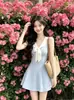 Vestido plissado sem mangas em seda gelada estilo retro de estudante universitária, dama gentil, estilo Hong Kong, com laço azul marinho