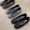 Sapatos Baixos Novos Estilo Outono/Inverno 2026 com Laço Simples de Calçar Bico Quadrado Suave Solado Macio Sapatos de Vovó para Mulheres
