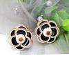 Suministro de fabricantes flor blanco y negro camelia clip para la oreja aretes pin flor tridimensional blanco y negro pin colgante