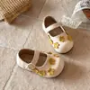 Sapatos de Princesa Versáteis e Modernos para Meninas 2026 Novidades Primavera/Verão Decoração de Flores Infantis Sapatos Pequenos de Couro Sapatos Mary Jane
