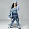 Conjunto de fitness Pilates profissional para mulheres, apresentando um top de gola redonda, amigável à pele e de secagem rápida, com bojos embutidos, e calças de yoga de manga longa, cintura alta e justas ao corpo.