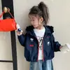 Ropa exterior de primavera y otoño para niñas, nuevo estilo 2026, conjunto de otoño de moda para bebé, top de gato KT, cortavientos infantil de niña con diseño de dibujos animados