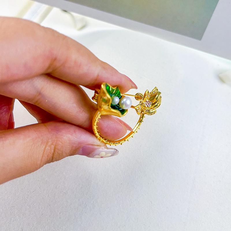2024年新款荷花胸针小众复古山茶花胸花防走光天然