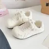 Zapatillas de entrenamiento blancas alemanas con estampado de estrellas estilo japonés para mujer, nuevo modelo otoño 2026, versátiles para estudiantes, combinan bien con faldas, hacen que los pies parezcan más pequeños, zapatillas casuales