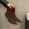 Salto 3 e 5~ Botas de tornozelo femininas de camurça marrom bico fino salto alto 2025 Outono/Inverno Botas de tornozelo com forro de pelúcia