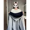 Sudadera con capucha de bloques de color retro, una prenda exterior otoñal elegante y sofisticada para parejas, con un diseño limpio y moderno.