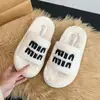 Chinelos fofos para mulheres, de salto plataforma, tamanho pequeno, com estampa de letras, novos estilos outono/inverno, projetados para uso externo, modernos, de sola grossa, que aumentam a altura, de algodão