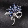 Broche de cristal de lujo ligero de alta gama para mujer, pasador de corsage simple y moderno, accesorios para ropa, broche de perlas, fabricantes mayoristas