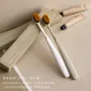 Una Variedad de Cepillos de Dientes Desechables de Gama Media a Alta para Uso Doméstico, Casas de Huéspedes y Hoteles; Set Dos en Uno de Cepillo de Dientes y Pasta Dental para Uso en Hotel