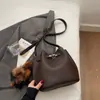 2025 Nuevo Bolso de Hombro de Otoño Bolso Retro Gran Capacidad Versátil Bolso de Hombro Cruzado Bolso Cubo Simple de Moda
