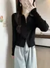Roupas femininas plus size para o início do outono: cardigã de tricô estiloso com um design de ombro que valoriza o corpo, efeito emagrecedor e peça de outer wear da moda