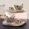 Sandalias infantiles de moda con suela blanda 2026 verano nuevas ligeras de velcro punta abierta zapatos de playa para niños sandalias para estudiantes