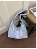 Bolsa floral simples e artística versão coreana 2026, bolsa transversal plissada fresca e delicada estilo floresta, bolsa de ombro casual e relaxada para o dia a dia