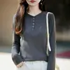 Camiseta de manga larga con cuello Henley simple para mujer, nuevo top de punto suave, corte ajustado, pieza básica versátil para capas