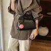 Bolso cruzado francés de un hombro 2026 nuevo de verano tejido moda diaria textura bandolera de mano tipo cubo