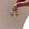 Pendientes en forma de letra C Flor Dorada Aguja Plateada para Mujer Estilo Francés Retro Elegantes Pendientes de Lujo Ligero de Gama Alta Venta al por Mayor