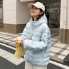 Jaqueta puffer acolchoada canelada popular com capuz para mulheres, moda inverno 2026, com logo na manga, jaqueta puffer quente leve para pessoas baixinhas