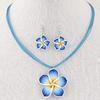 Conjunto Elegante de Colar e Brincos com Corda de Cera de Flor Doce e Luxuosa, Moda Artesanal, Conjunto de Colar de Frangipani de Argila Suave