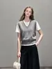 Colete de tricô curto liso com decote V feminino estilo coreano macio e aderente colete suéter sem mangas em camadas