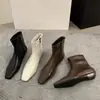 Botas Brancas Curtas Finas com Salto Grosso e Bico Quadrado para Mulheres, Novas Botas de Cano Curto Estilo Francês Outono e Inverno 2025, Botas Martin Cor Café