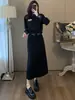 Elegante conjunto de saia e moletom preto da moda para mulheres, novo estilo outono, estiloso e emagrecedor