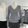 Suéter cinza gola V para mulheres, novo estilo universitário outono e inverno, manga longa, design torcido, de alta qualidade, nicho, top de tricô simples