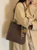 Bolsa Saco Tecida Estilo Maillard 2026 Outono/Inverno Nova Casual Grande Capacidade Ombro Único Feminina Texturizada Bolsa para o Dia a Dia