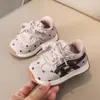 Tênis esportivos infantis 2026 outono novo modelo sapatos brancos para meninos sapatos casuais para meninas sapatos para bebês aprenderem a andar tênis Forrest Gump