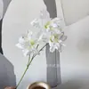 Flores de Lírio Artificiais com Vento e Chuva de Três Cabeças, Flores de Seda para Decoração de Sala de Estar e Casamento, Arranjo Floral em Estilo Pintura a Óleo de Luxo Leve