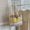 Bolsa de malha leve nova para o outono de 2026, bolsa de ombro de grande capacidade para mulheres, versátil para o trajeto diário e pode ser carregada sob o braço